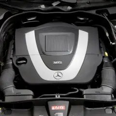 Silnik V6 Mercedesa, symbol niezawodności i mocy, jeden z najtrwalszych silników benzynowych tej marki.