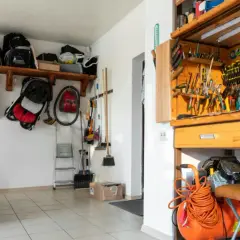 Werkstatt einrichten: Ordnung im Garage mit Werkzeugwand, Kompressor und Auto.