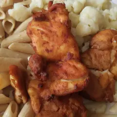 Pełnowartościowy obiad dla cukrzyka: pieczony kurczak w przyprawach, makaron pełnoziarnisty i gotowany kalafior.