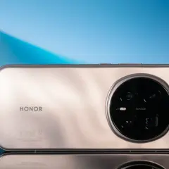 Złoty HONOR Magic 8 z modułem aparatów AI.