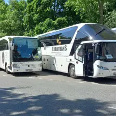 Autokary Eurotrans i Dantur stoją obok siebie. Wygodna toaleta w autokarze to podstawa długiej podróży.