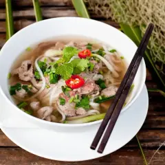 Aromaticzne pho z wołowiną, makaronem ryżowym, świeżą miętą i chili. Idealne na chłodny dzień.