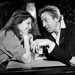 Jane Birkin i Serge Gainsbourg, najsłynniejsi francuscy piosenkarze, w intymnej chwili.