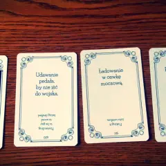 Karty do gry Cards Against Humanity po polsku: "Jaka jest pańska specjalizacja doktorze?", "Udawanie pedała, by nie iść do wojska.", "Ładowanie w cewkę moczową.", "Przedwczesny wytrysk.".