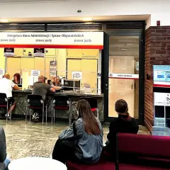 Osoby czekają na obsługę w urzędzie, gdzie można załatwić sprawy związane z prawem jazdy.
