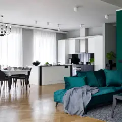 Jasne, zwiewne firanki na dwa okna obok siebie tworzą przytulną atmosferę w jadalni.