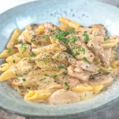 Krämig kyckling pasta med svamp och persilja, toppad med nymalen svartpeppar. En härlig middag!