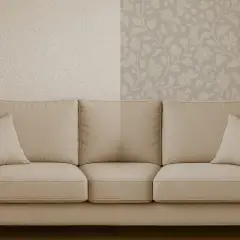 Sofá beige con cojines, flanqueado por mesitas de madera con jarrones. La pared tiene un **efecto sello** dividido: texturizada a la izquierda, floral a la derecha.