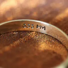 Wewnętrzna strona pierścionka z wybitym znakiem 333 złoto.