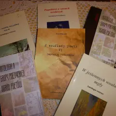 Książki z wierszami Ewy Pilipczuk i antologie poezji, w tym "Z szuflady poety VI" i "Antologia Grupy Poetyckiej Ogród Poetów".
