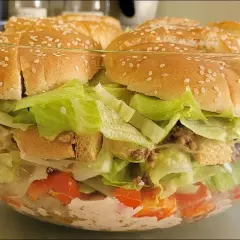 Sałata do burgera: Lodowa czy rzymska? Wybierz chrupkość i smak!