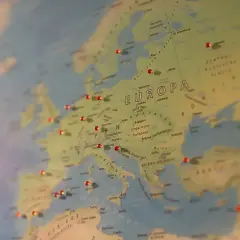 Mapa Europy z zaznaczonymi czerwonymi pinezkami miejscami, w tym Krakau.