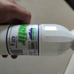 Butelka kefiru Krasnystaw 420g, z zieloną zakrętką, trzymana w dłoni.