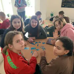 Dzieci układają litery na stole, przypominając czasy, kiedy były gimnazja w Polsce.