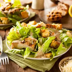 Deliciosa ensalada cesar con pollo, lechuga crujiente, crutones dorados y aderezo cremoso. Perfecta para una comida ligera.