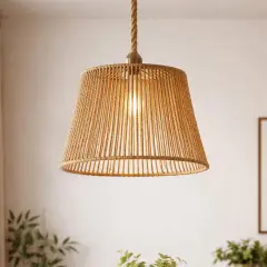 Lampa sufitowa z juty, tworząca przytulną atmosferę. Jej pleciony klosz rozprasza ciepłe światło, idealne do salonu.