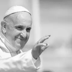 Papst Franziskus winkt lächelnd in die Menge.