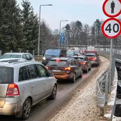 Korek na trasie Zakopane - Kraków. Czas przejazdu wydłuża się przez zimowe warunki i ograniczenie prędkości do 40 km/h.