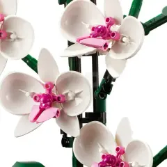 Eine detaillierte Lego Orchidee, die zeigt, wie man sie mit der Anleitung baut. Weiße Blütenblätter mit pinken Akzenten.