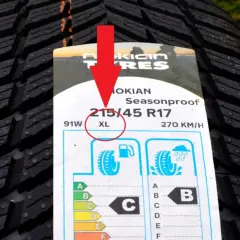 Opona Nokian z oznaczeniem XL. XL oznacza, że opona ma wzmocnioną konstrukcję i wyższy indeks nośności.
