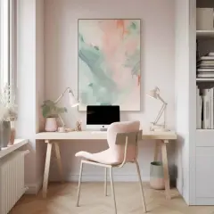 Schreibtisch mit Computer und Stuhl, perfekt um ein **home office im wohnzimmer integrieren**. Bücherregal und Kunstwerk schaffen Gemütlichkeit.