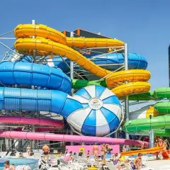 Kolorowe zjeżdżalnie wodne w Aquaparku Fala, jednym z najlepszych aquaparków w Polsce, zapraszają do zabawy.