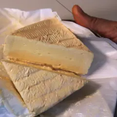 Deux morceaux de le vieux Lille fromage, emballés dans du papier blanc, prêts à être dégustés.