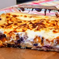 Lasagne con zucca e scamorza, dorate e filanti, in una teglia di vetro. Un piatto autunnale irresistibile.