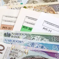 Polskie banknoty i formularze PIT-11, PIT-36, PIT-37. Rozliczenie podatków i progi podatkowe w Polsce.