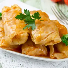 Gołąbki w sosie pomidorowym, pyszne i sycące. Ile kcal mają? Zależy od nadzienia!