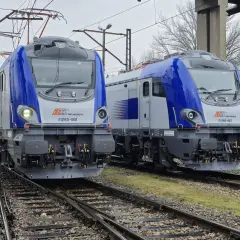 Dwie nowoczesne lokomotywy Newag EU160 PKP Intercity stoją na torach.