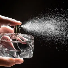 Co to woda toaletowa? Poznaj jej właściwości i różnice z perfumami
