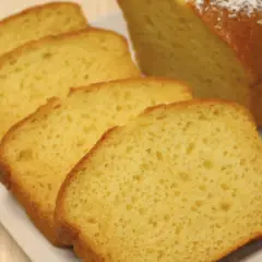 Pokrojona babka waniliowa na talerzu, pachnąca i puszysta, idealna na deser.