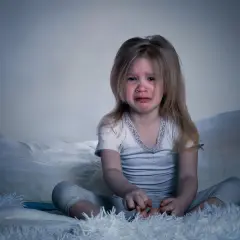 Verängstigtes Kind weint im Bett. Ein kleiner Junge hat einen Nachtschreck. Was tun?