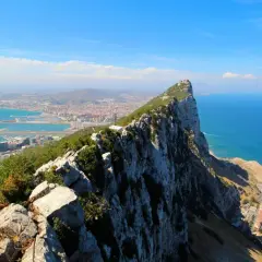 Widok z Góry Gibraltarskiej na miasto, morze i odległe wybrzeże Afryki.