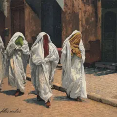 Cztery kobiety w białych, luźnych szatach i welonach, zasłaniających twarze. Czy to burka? Widać fragmenty kolorowych tkanin pod welonami.