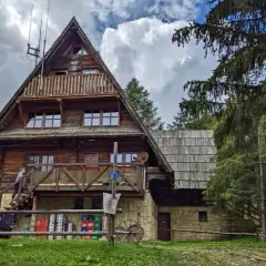 Bacówka pod Małą Rawką: planuj wizytę, odkryj Bieszczady!