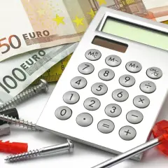 Calculatrice, euros, vis et cheville : tout pour estimer les ressources maprimerenov plafond.