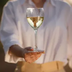 Calice di Pinot Bianco, con riflessi dorati e bollicine, evoca le sue fresche caratteristiche.