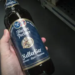 Hacker-Pschorr Kellerbier: ein authentisches, ungefiltertes Lagerbier aus Bayern.