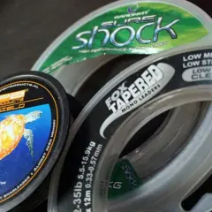Zwoje żyłek wędkarskich: PB Products Shield z żółwiem, Fox Tapered Mono Leaders i Gardner Sure Shock.
