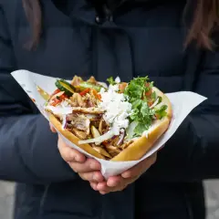 Jak się pisze kebab czy kebap? Odkryj poprawną pisownię w polskim