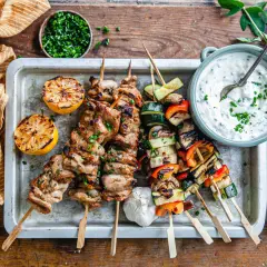 Grillad shish kebab med grönsaker, citron och en krämig dipp. Perfekt för en sommarkväll.