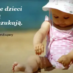 Dziecko na plaży, w różowym stroju w kropki, bawi się piaskiem. Cytat: "Jedynie dzieci wiedzą czego szukają.