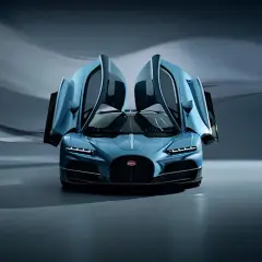 Niebieskie, najnowsze Bugatti z otwartymi drzwiami, prezentujące swoją potęgę i elegancję.