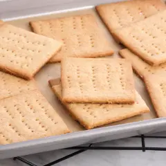 Galletas cuadradas con agujeros, perfectas como graham crackers equivalente en España para postres.