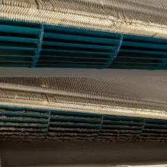 Comparaison avant/après nettoyage de l'évaporateur de climatisation. La poussière s'est accumulée sur les ailettes, réduisant l'efficacité.