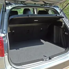 Otwarty bagażnik Suzuki Vitara. Sprawdź wymiary i pojemność, by zaplanować podróż.