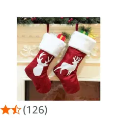 Due calze di Natale rosse con renne bianche, pronte per essere riempite di regali.