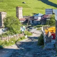 Gruzińska wieś z kamiennymi wieżami. "Gaumardżos" to gruzińskie "na zdrowie!".